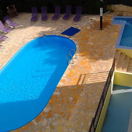 Apartment Dejan With Pools Pula