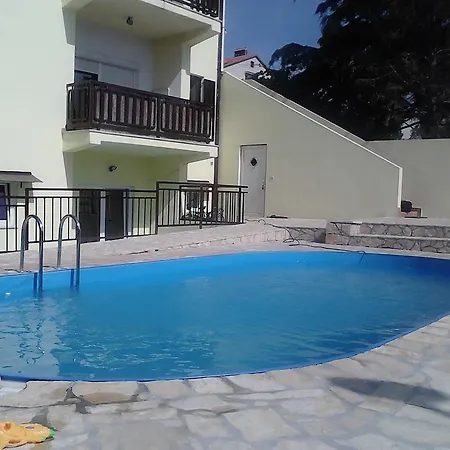 Apartment Dejan With Pools Pula