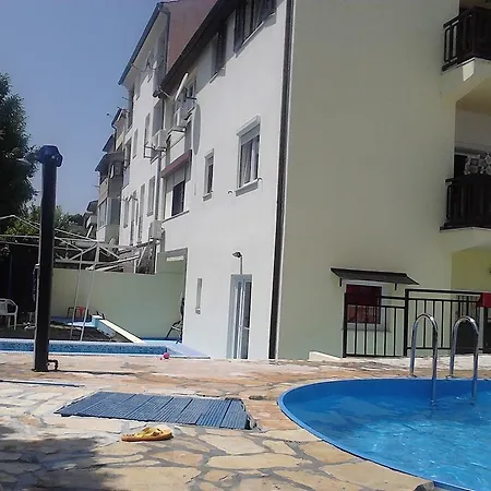 Apartment Dejan With Pools Pula