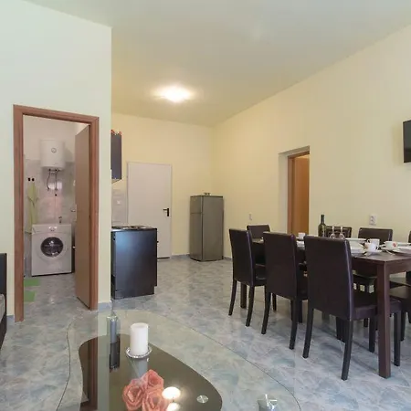 Apartment Dejan With Pools Pula
