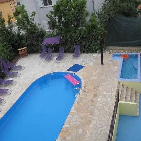 Apartment Dejan With Pools