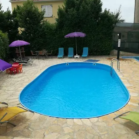 Apartment Dejan With Pools Pula