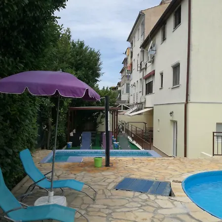 Apartment Dejan With Pools Pula